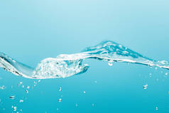 透明纯净水，蓝色背景上飞溅和气泡