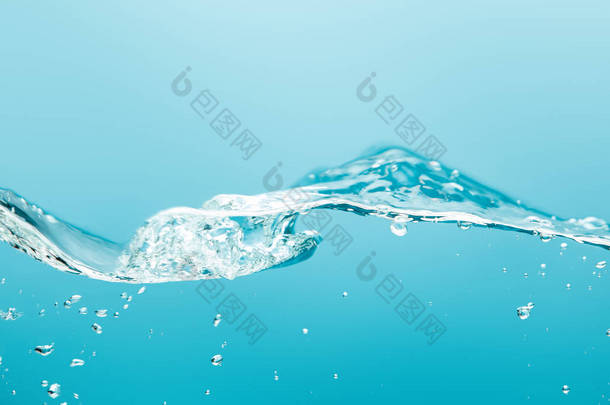 透明纯净水，蓝色背景上飞溅和<strong>气泡</strong>