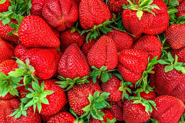 草莓。水果夏季背景。成熟的新鲜草莓贝里