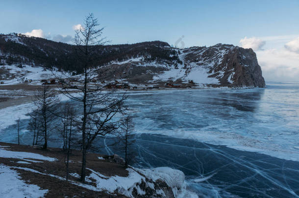 风景秀丽的高山, 俄罗斯, 贝加尔湖的冰冻冬湖