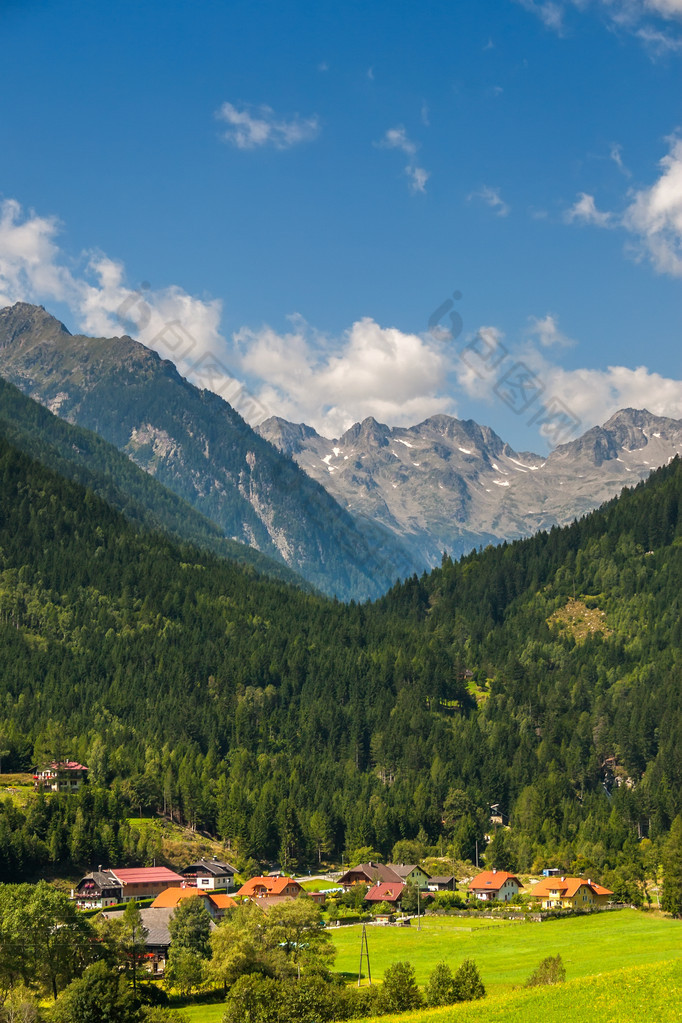 阿尔卑斯山中的山村