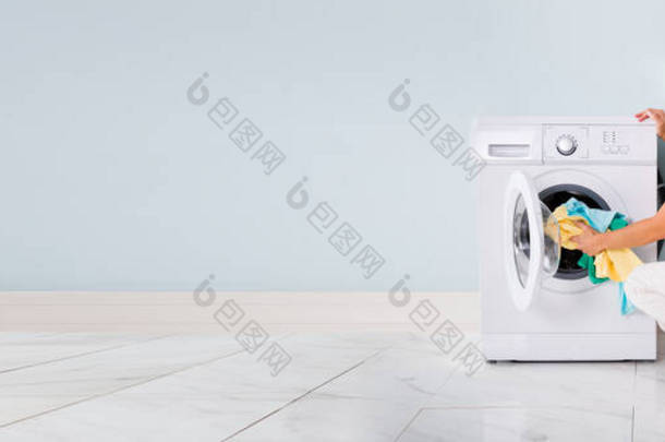 洗衣店用洗衣机清洗妇女衣物