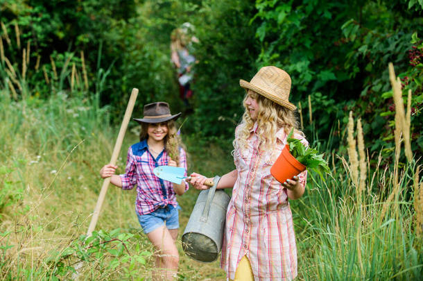 有盆栽的女孩。农业和农业。春天的乡村。村里的女农民。地球日。夏季家庭农场。孩子们拿着园艺工具。生态与环境保护