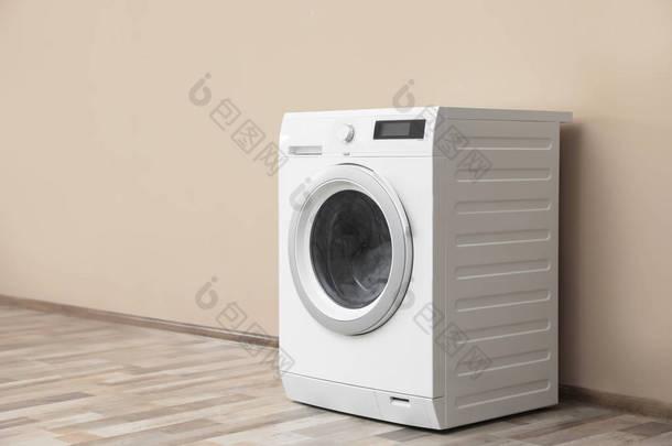 现代化的洗衣机, 靠近彩色墙壁的洗衣房, 文字空间