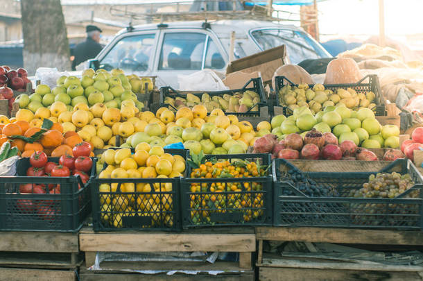 镇上的水果市场。一堆水果，苹果石榴，梨，葡萄等出售.