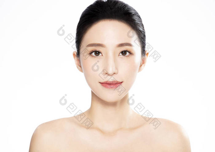 清爽肌肤的年轻女子美丽的脸庞图片-包图网企业站
