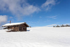 南蒂罗尔雪景和木屋 