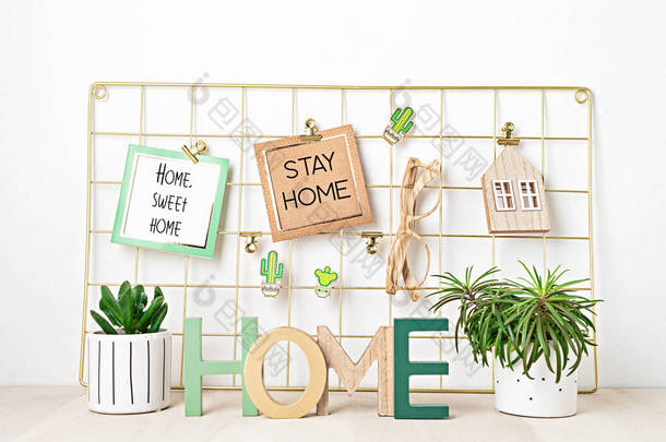 用卡片、眼镜、室内植物装饰网格板。待在家里、家庭组织、装修、规划、缓慢生活的概念.