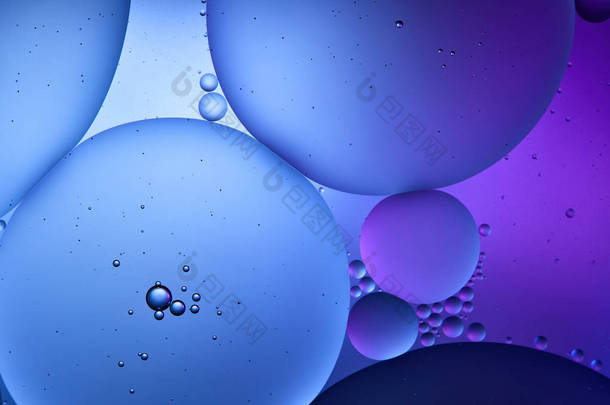 混合<strong>水</strong>和油的美丽的蓝色和紫色抽象背景 
