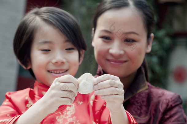 母亲<strong>和</strong>女儿正在包饺子