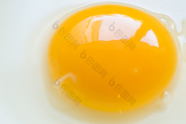 碗里的生黄色蛋黄