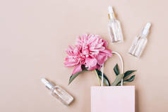 化妆品、液胶产品和粉红牡丹在纸袋中.美容美发概念.