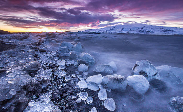 冰岛日落时 Jokulsarlon 冰川湖中的冰山