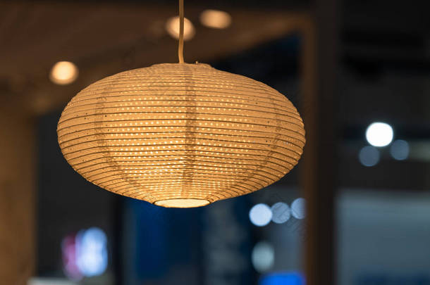 现代吊灯采用竹子和桑纸做的日本风格室内灯泡装饰。