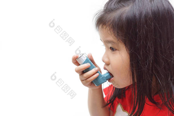 <strong>一个女孩</strong>使用治疗喷雾处理哮喘和呼吸问题隔离                                   