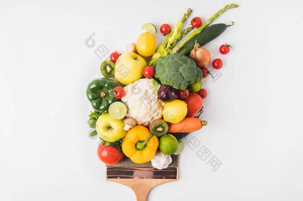 从白色背景上分离出蔬菜与水果的农户市场观