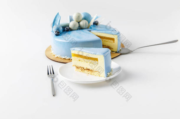 片板切板上的蛋糕在白色的孤立