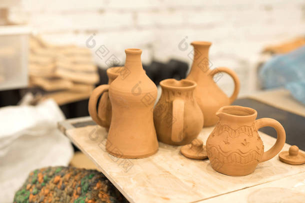 陶艺作坊里的陶器