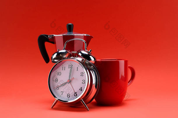 关闭咖啡壶, 闹钟和咖啡杯的红色隔离