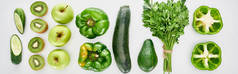 辣椒、黄瓜、西葫芦、奇异果、苹果、绿色植物和鳄梨的全景照片