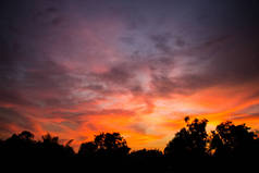 夕阳西下,天空多彩的. 黄昏时分的风景. 