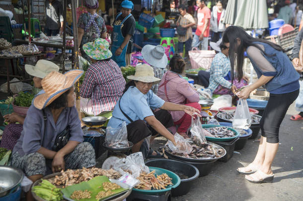 在<strong>泰国</strong>东北部的一座城市的钟楼上, 鱼在老城的食品市场上。<strong>泰国</strong>, 伊一, 苏林, 2017年11月