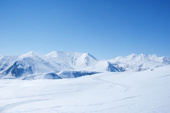 冬天山上上灿烂的一天图片