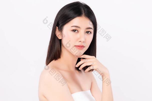 <strong>美丽</strong>的年轻亚洲女人用新鲜<strong>健康</strong>的皮肤触摸着她洁白的脸庞，被白色的背景、美容美发和面部护理理念隔离,