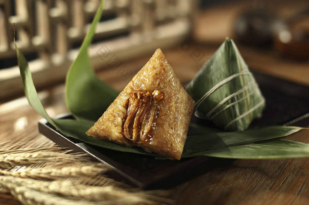 在上菜的盘子上的粽子特写。中国传统食品  