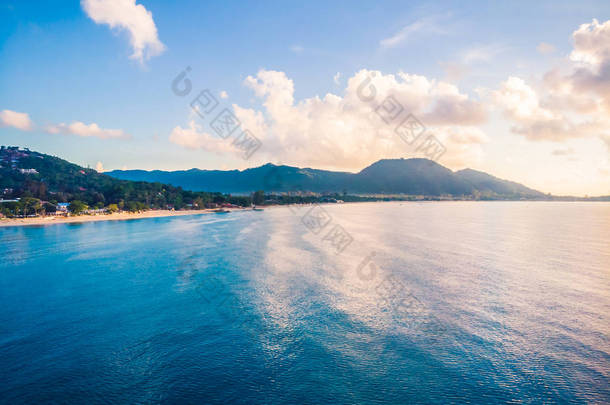 美丽的鸟瞰海滩和海洋或海洋在苏梅岛岛泰国旅游和度假