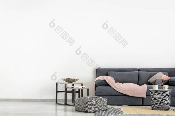 时尚的家具与舒适的沙发附近轻的墙壁