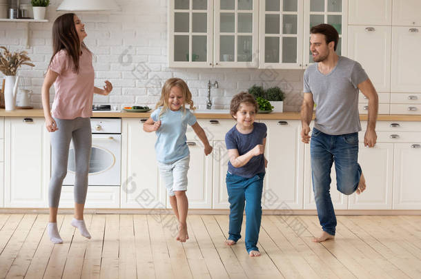 有小孩的家庭在厨房里跳舞