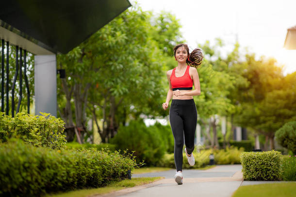 亚洲<strong>美女</strong>一个人在公园里跑步