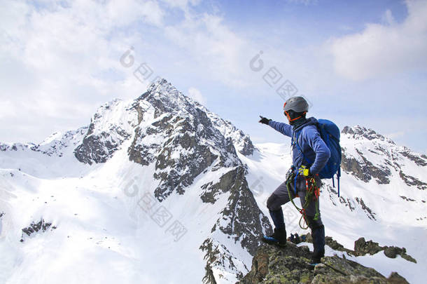 登山在雪山