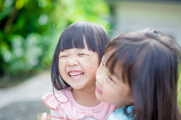  女孩笑得开心在公园里