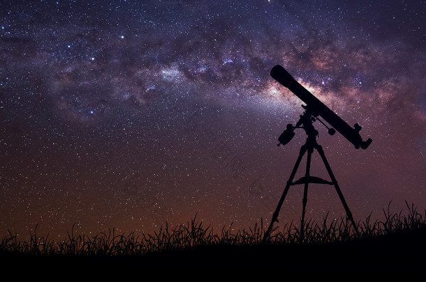 无限空间背景与望远镜的剪影。这个由美国国家航空航天局提供的图像元素.