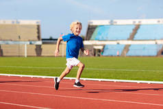 在体育场里跑步的孩子。孩子们跑。健康运动.