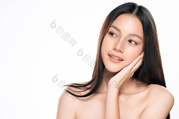 美丽的年轻亚洲女子，皮肤清澈清新