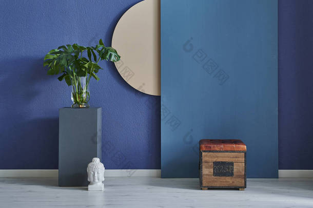 现代深蓝色石墙，纹理墙，蓝色装饰墙，室内<strong>概念</strong>。家庭墙背景。镶木地板和现代背景