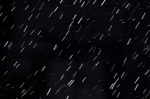 大雨落在夜晚黑色的背景与光。它可以作为<strong>视频制作</strong>的 luma 哑光