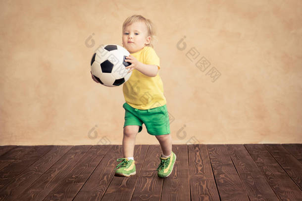孩子假装自己一名足球运动员。成功和赢家的概念