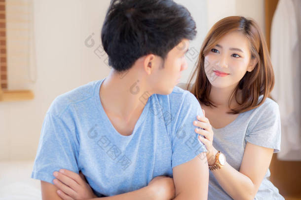 年轻的亚洲夫妇有一个问题,女人问原谅和遗憾的智慧