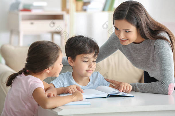 小女孩和她的孩子在家里看书