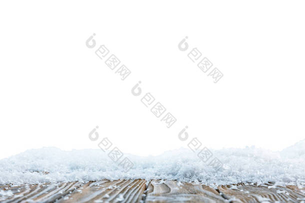 棕色木板覆盖着白色的雪