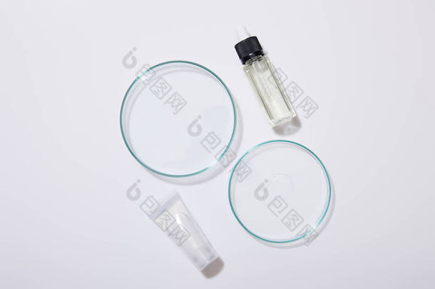 浅谈实验室<strong>玻璃器皿</strong>、化妆品试管和灰色背景下的油瓶