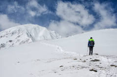 那个戴头盔视线和思维的雪山山风光男人