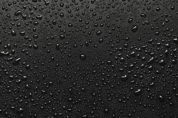 黑色表面上的水滴