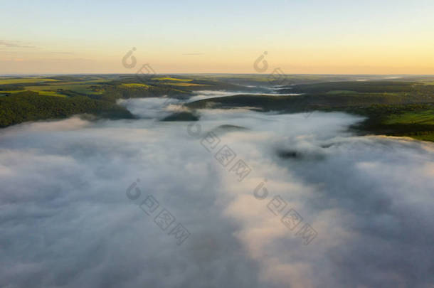 峡谷河在雾中从空中拍摄
