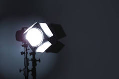 专业的照相馆照明设备在黑暗的背景。文本的空间