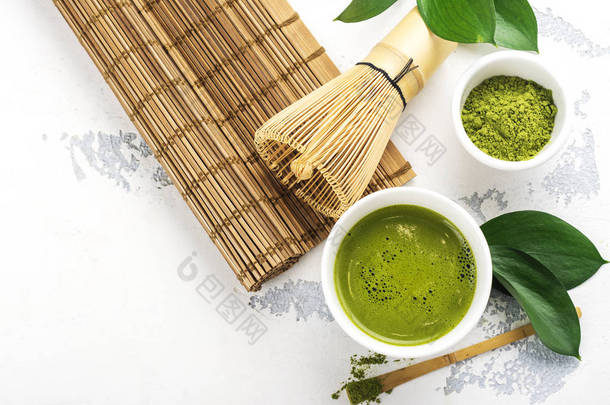 绿色旳<strong>茶饮</strong>料和茶叶配件白色背景